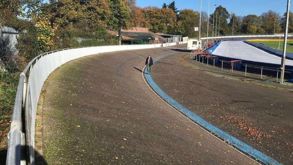 De wieler- en schaatsbaan in Geleen krijgt na jarenlang soebatten een overkapping bit.ly/2FcLXpp