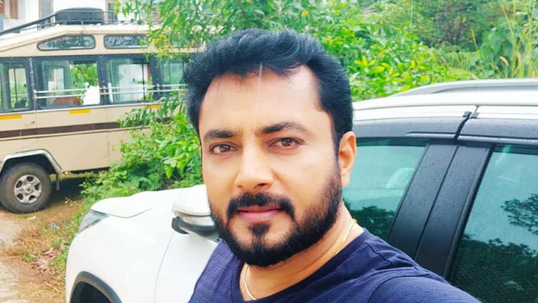 MollywoodMatin1's tweet image. നടന്‍ ശബരിയുടെ അകാലവിയോഗത്തിന്റെ വേദനയിലാണ് ആരാധകര്‍. ഇപ്പോള്‍ താരം പാതിയില്‍ അവസാനിപ്പിച്ചു കടന്നു പോയ വേഷത്തിലേക്ക് പുതിയ താരമെത്തുന്നതാണ് സീരിയല്‍ രംഗത്തുനിന്നുള്ള വാര്‍ത്ത 
#ശബരിക്ക്പകരംപ്രദീപ്‌ #sabarinath