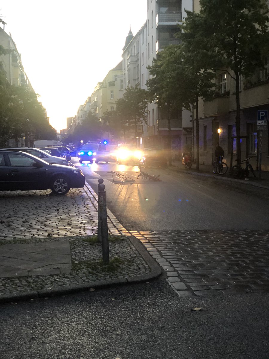 Überall in Friedrichshain kleinere und größere Barrikaden. Manche Anwohner*innen fahren ran, öffnen sie kurz, fahren durch und schließen sie wieder hinter sich. #Liebig34verteidigen #b0910 #Liebig34