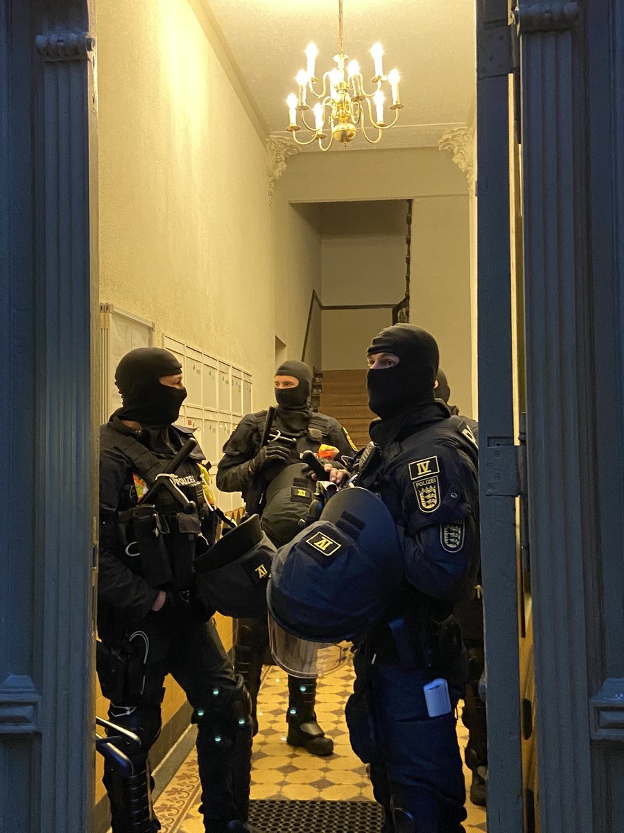 Polizei have deployed to a number of houses on the  #Liebig34