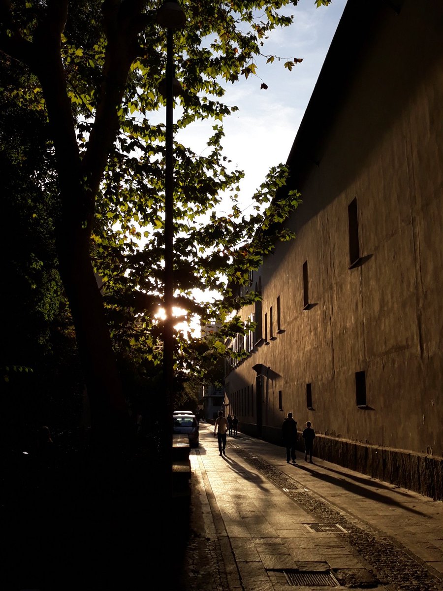 CMSagace's tweet photo. Estemporanee milanesi (di ieri)

#scorci #Milano #in3scatti #sole #torreUnicredit #FTIS #SanMarco #Brera https://t.co/NlYwaLsACs