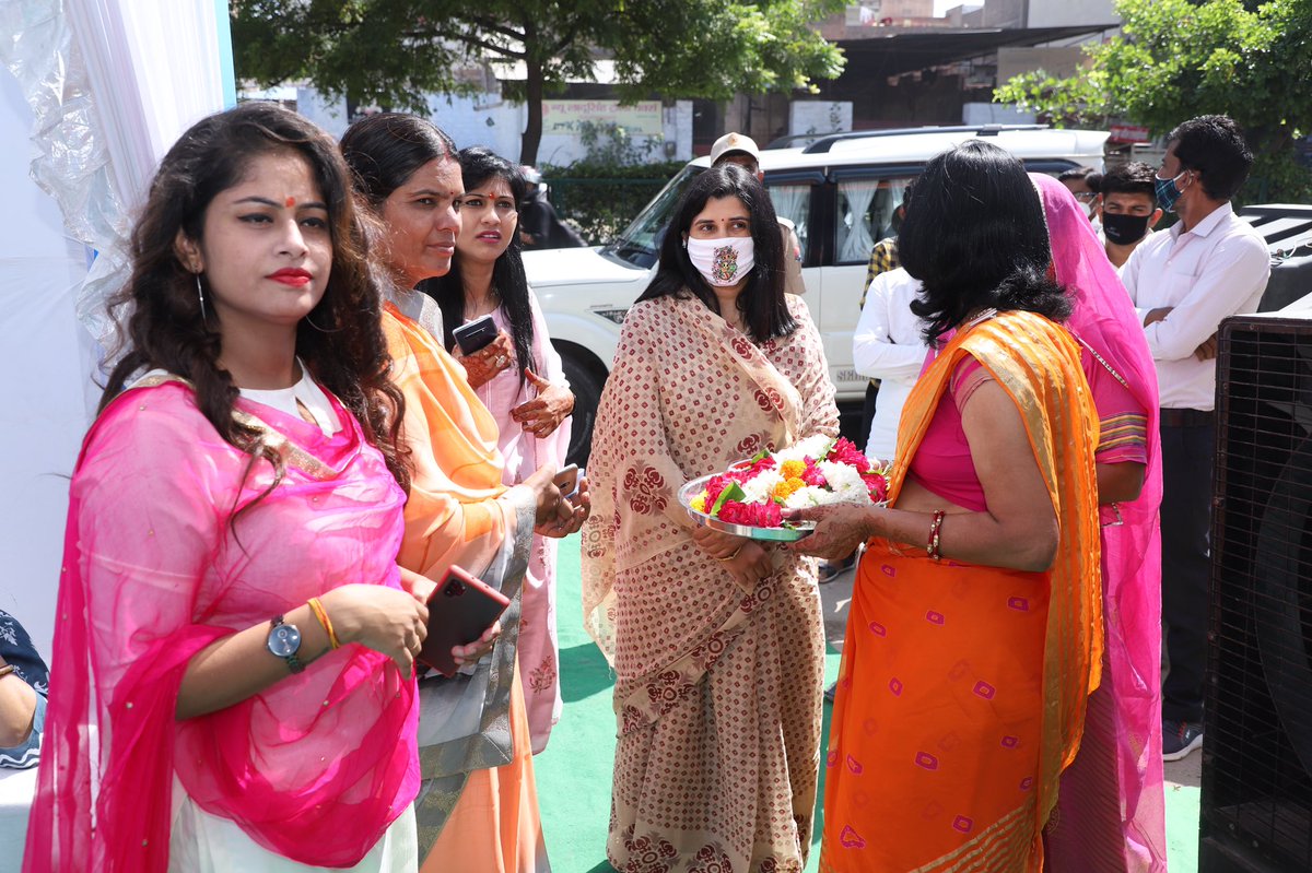 SangeetaBeniwa3's tweet photo. Grand opening ceremony of “OLD TOWN”.........
My best wishes to #SimranChoudhary
#Tina
for your bright future.
💐🙏🏻💐 https://t.co/LHkCe5qlTA