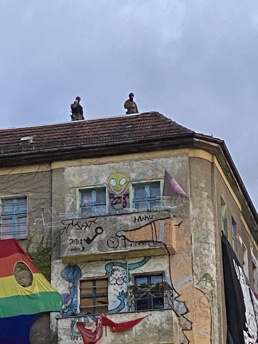 Special forces (might be SEK) deployed onto the roofs