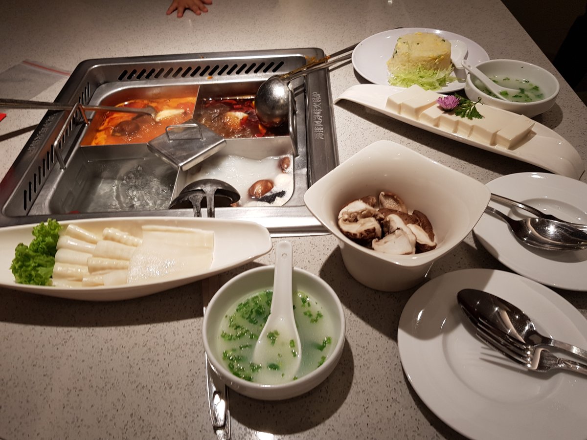 sg_showtime's tweet photo. Hot pot is a specific style of Chinese cuisine where diners cook their own ingredients in a boiling soup in the middle of the table. 

Check out the https://t.co/H7zkeRvXAS for tips to visit, and all about the "HOTPOT" #SingaporeShowtime #Singapore #singaporefoodie #kidfriendly https://t.co/UkxVRltECx