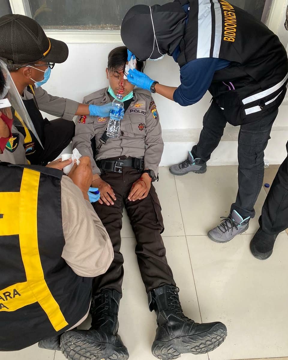 RoselinaFlo1's tweet photo. **** Polri hanya bertugas mengamankan bukan menentang. Jika ingin menyalurkan pendapat sampaikanlah jangan anarkis.
Polri juga rakyat indonesia
#BersamaJagaIndonesia https://t.co/K8C1f70mSu