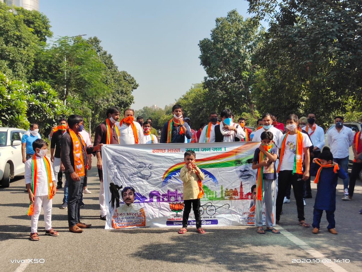 jaysharmagbn's tweet photo. स्वच्छ भारत की टीम ने भाजपा पश्चिमी उत्तर प्रदेश संयोजक विजय भारद्वाज जी के साथ मिलकर स्वच्छता अभियान चलाकर लोगों को जागरुक किया। https://t.co/hVVMS9xqFh