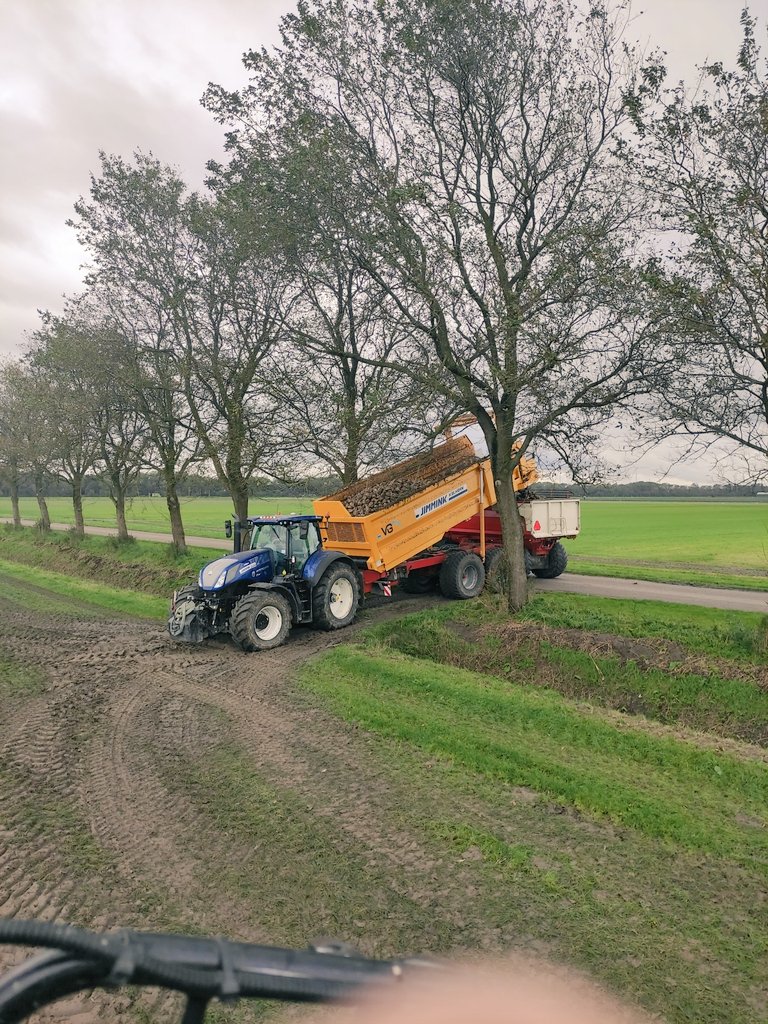 Iets wat nat na al die regen. Gelukkig blijft de weg mooi schoon. 
Lekker met m'n maten bezig 💪💪