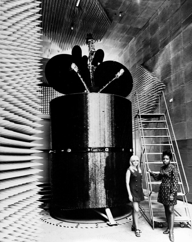 Here are two satellite women posing with the telecommunications satellite Intelsat IV, launched in 1972, in an anechoic chamber.  #Space4Women  #womenwithsatellites  https://space.skyrocket.de/doc_sdat/intelsat-4.htm
