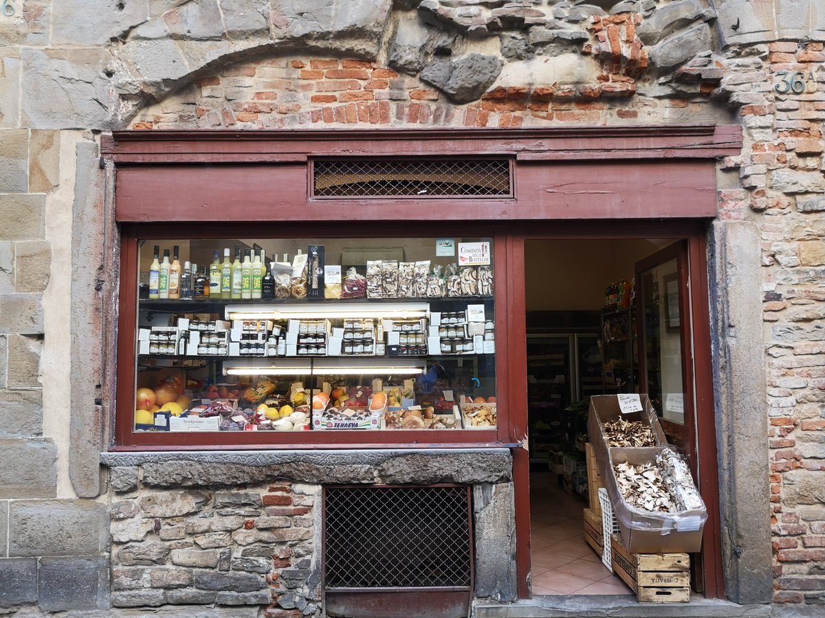 Love the old shops in Città Alta's medieval streets.... & particularly when I see fresh porcini mushrooms in the window! ... #porcini #mushrooms #autumnfood #italy #italianfood #Bergamo #Cittaalta #medievalcity #foodshopping
