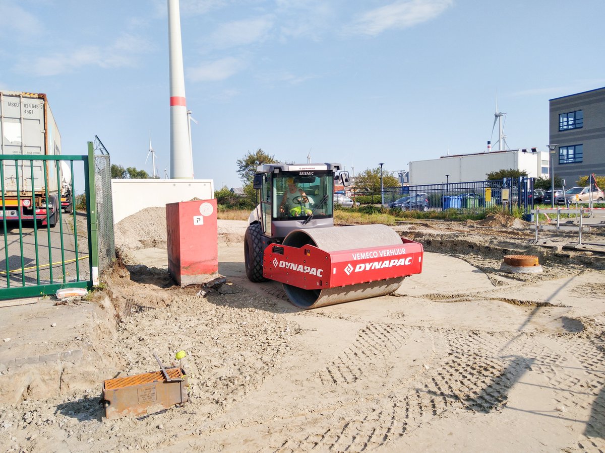 VDSpekNv's tweet photo. We recently did some tests in collaboration with the University of Antwerp and @DynapacDE on the new Seismic technology of a Dynapac CA3500D roller in the port of Antwerp. https://t.co/PBP3LYmtBe