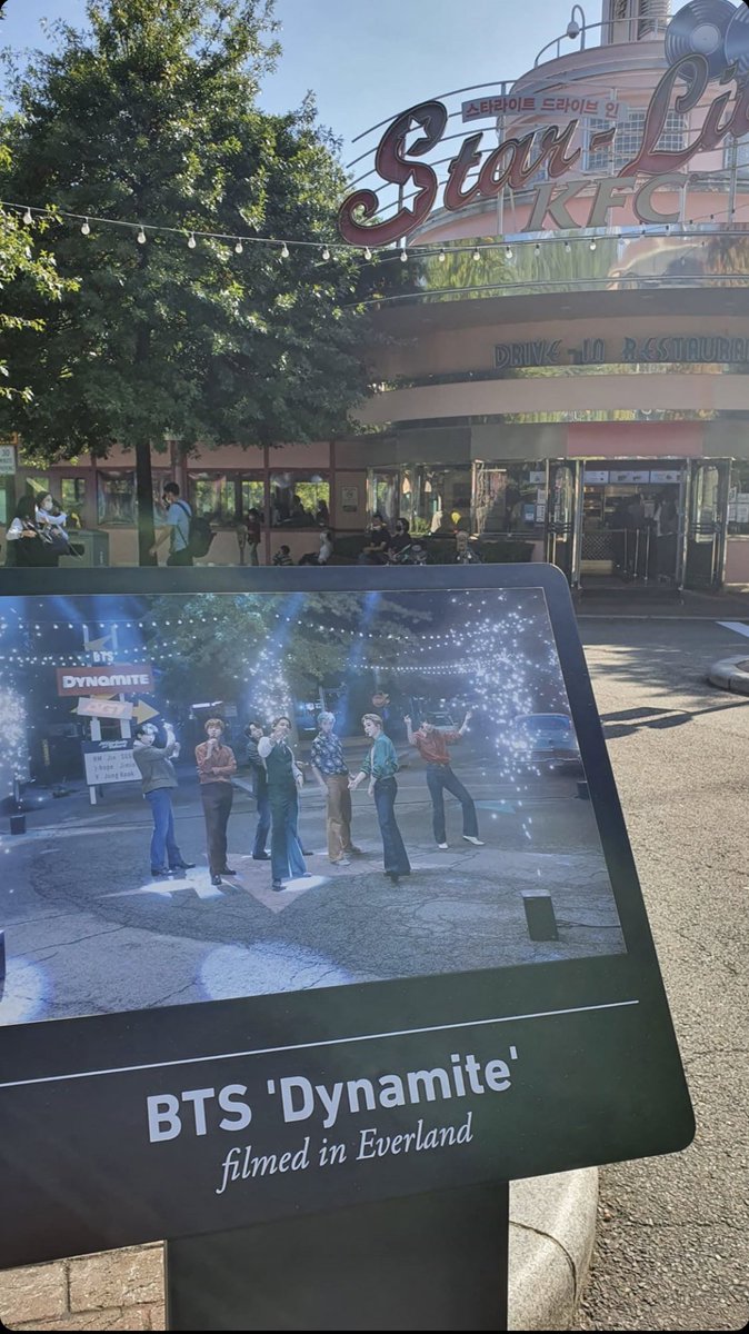 renkiger's tweet photo. Nicely done, Everland👏
Just in case anyone visiting DIDN’T know @BTS_twt’s AGT Dynamite performance was filmed there, there’s now a picture plaque stand commemorating it by the Star Lite diner🤣💜
#BTS_Dynamite 
Photo cr is an Instagram moot https://t.co/Iwt7Vutydr