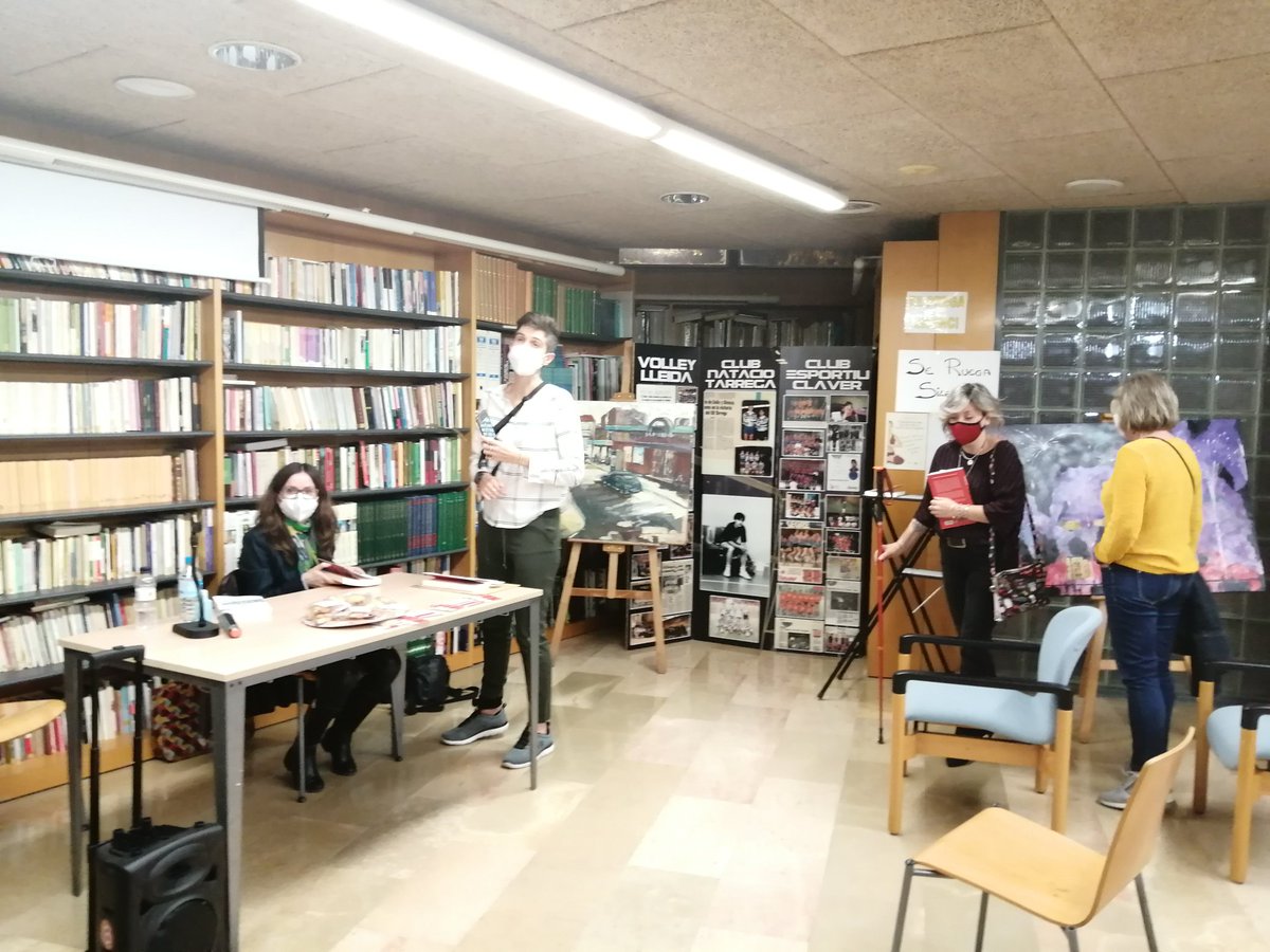donabalafia's tweet photo. Ahir emotiva presentació del la Magda Llobet. Recordant l' estimat Miquel Martí Pol i el seu mestratge.Sala de L Maria Mercè Marçal del Centre cívic de Balàfia, l'AVV i donaBalàfia ens van acollir amb tota l' amorositat i les mesures de seguretat per a la prevenció de la Covid19 https://t.co/YKSAH0q7UT