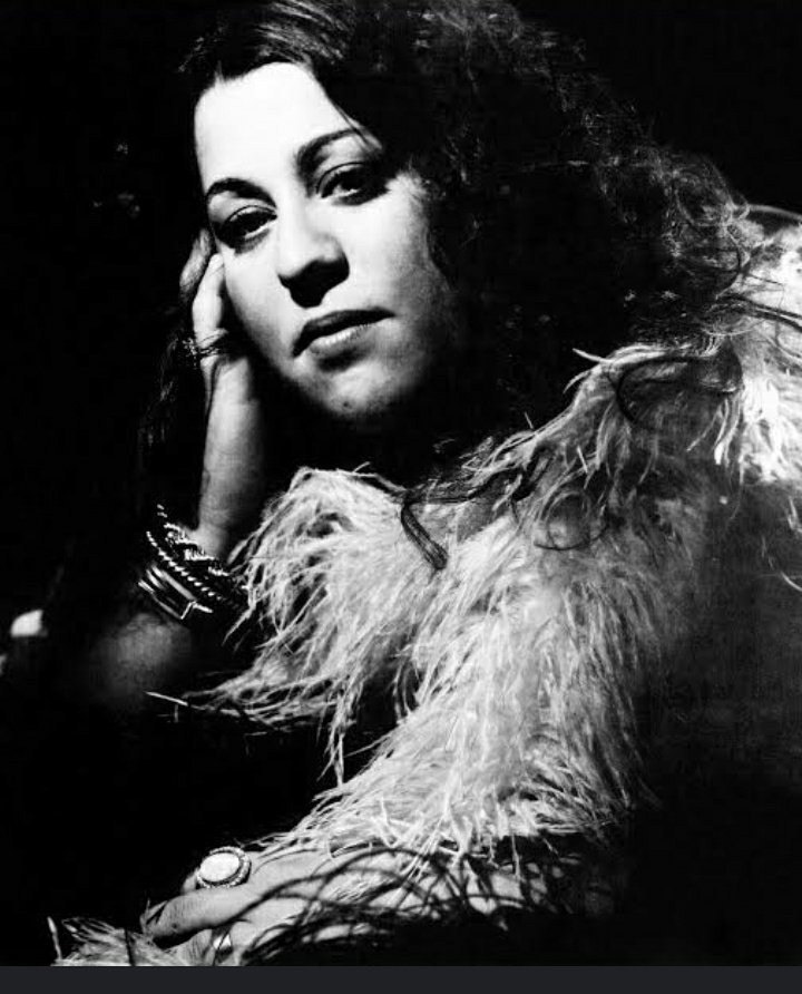 Cass Elliot was from the 60s group The Mamas & The Papas and had a big crush on John! As soon as they met and people said how much she loved him, he invited her to dance. she was insecure about her weight, but john said she was beautiful, she felt special for a long time.