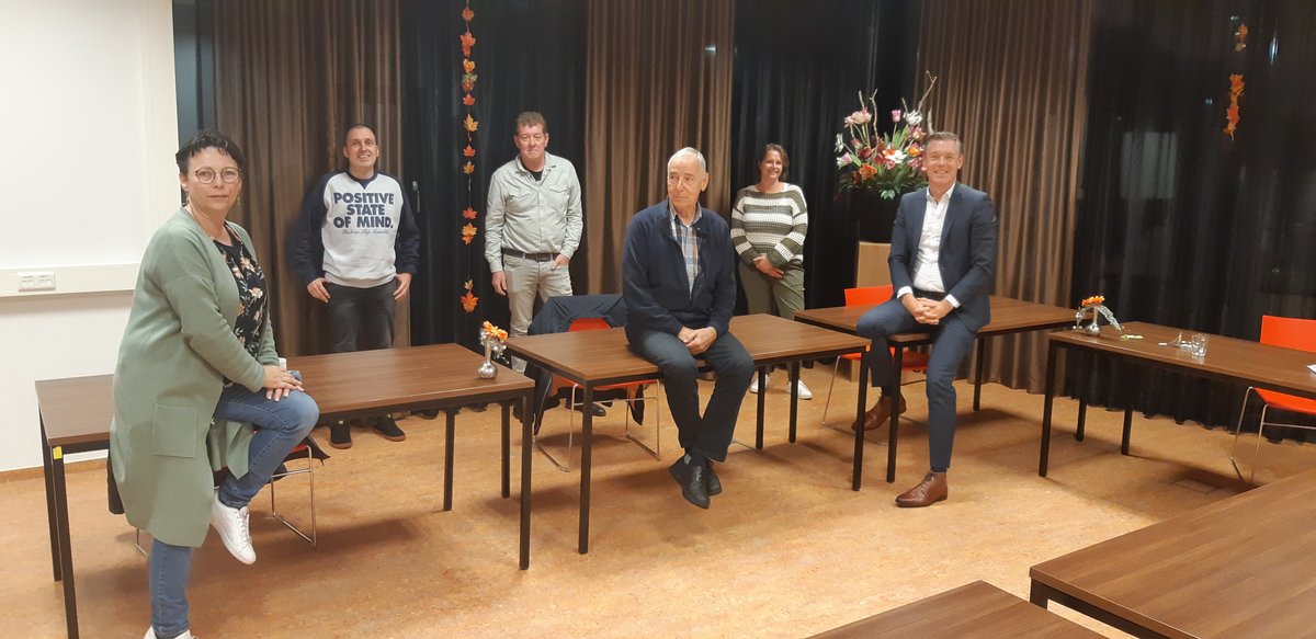 Gemeente Twenterand (@gemtwenterand) on Twitter photo Burgemeester <a href="/jcfbroekhuizen/">Hans Broekhuizen</a> donderdagavond hartelijk ontvangen door de Dorpsraad Vroomshoop - Geerdijk bij <a href="/theaterhetpunt/">Theater Het Punt</a> Prettige en informatieve kennismaking. Dank daarvoor. Burgemeester <a href="/jcfbroekhuizen/">Hans Broekhuizen</a> donderdagavond hartelijk ontvangen door de Dorpsraad Vroomshoop - Geerdijk bij <a href="/theaterhetpunt/">Theater Het Punt</a> Prettige en informatieve kennismaking. Dank daarvoor.