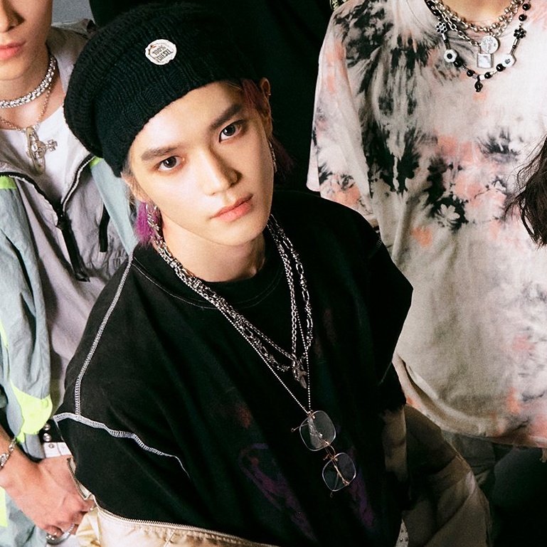 yourfirstbias's tweet photo. в восторге как стилисты одели тэена.... я не знаю но ???? мне кажется ?? это так идеально ему походит ????? https://t.co/WryQEVYTCu