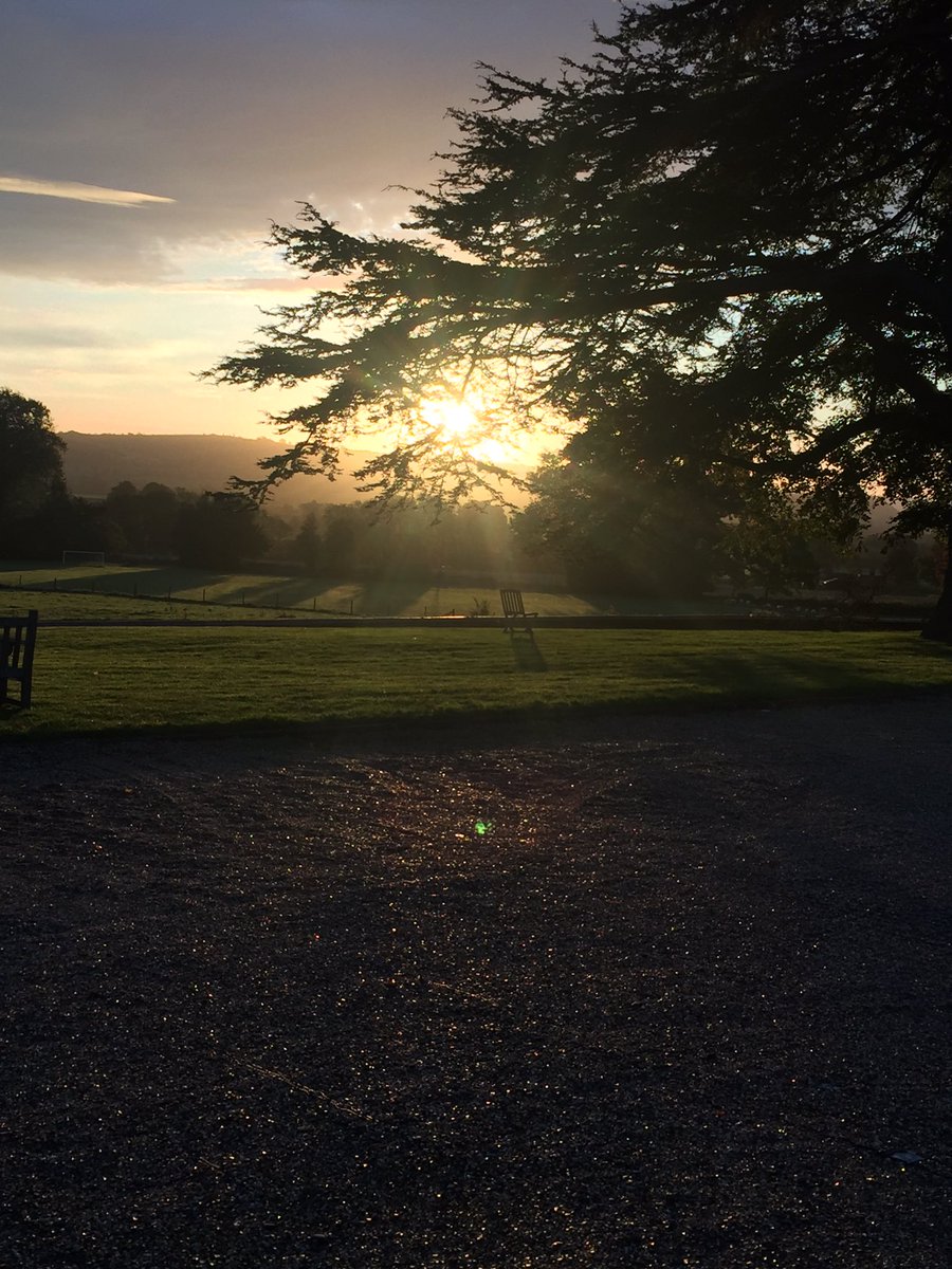 Bedstone_Colleg's tweet photo. Beautiful sunrise over Bedstone this morning! #greattobealive @BedstoneCollege https://t.co/346kIt0h77
