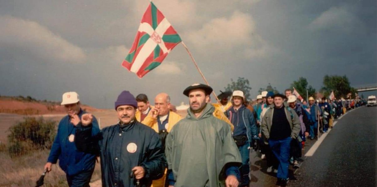 ImanolNietoCasa's tweet photo. Tal día como hoy en 1992, 500 trabajadores de AHV echaron a andar, desde Bilbo a Madrid, para exigir la paralización de unas medidas que afectaron a 10.000 trabajadores. #MarchaDeHierro https://t.co/GmUAcaGvB6