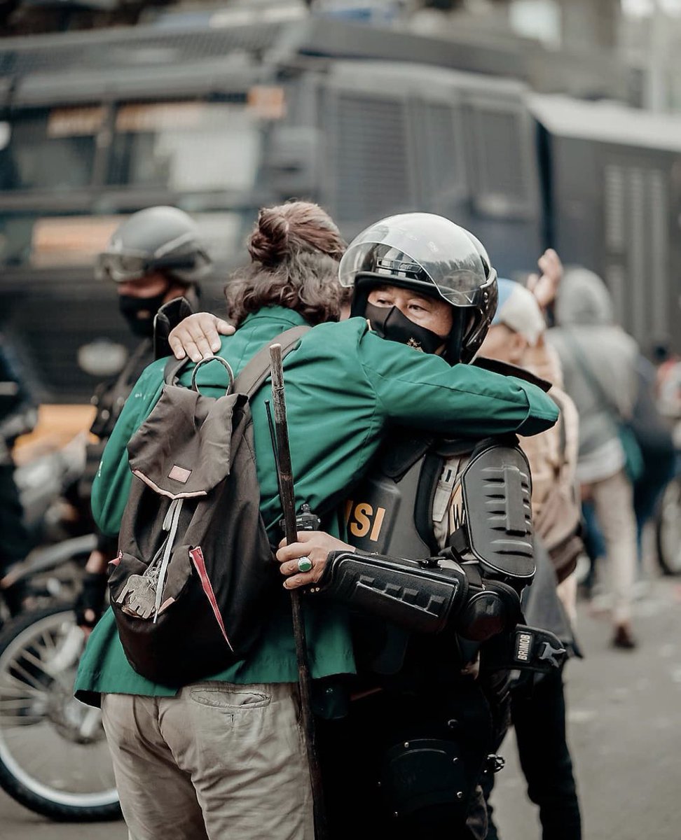 elsyandria's tweet photo. Tidak semua anarkis, semua punya harapan besar untuk indonesia ini🌹

Sumber foto dari ig @fahmi.raw https://t.co/POpQnLfIwM