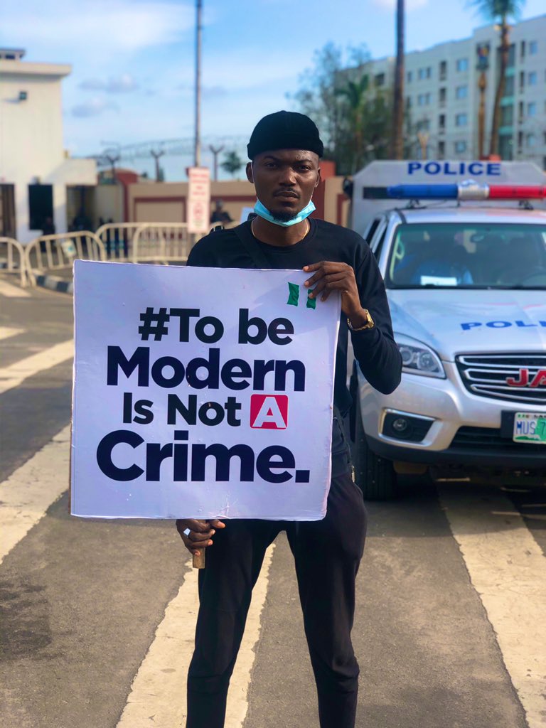 SmartAtuadi's tweet photo. In Nigeria, young people are protesting against police brutality and extra judicial killings at the hands of Special Anti-Robbery Squad (SARS), a crime unit of the Nigerian Police, that's notorious for harassing and extorting young Nigerians. #ENDSARS #EndSARSProtest https://t.co/rghZp5Stxv