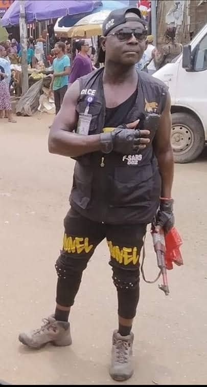 Only in Nigeria would you see the police as dirty, as unkempt, as dangerous, as callous as these guys  #ENDSARS, if this guy took a ride in an Uber without his ID card, SARS would shoot and kill him