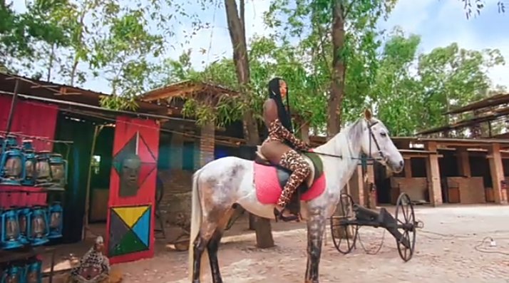 Muzungu4's tweet photo. 🏇🏾#IFARASI is the anthem🔥.

🎶Wiyitinya yicareho...gumaho🎶. Shine Boy never disappoints.

Link: https://t.co/5FEkVBnKzB It's a NESSIM Production https://t.co/riLwagaOep