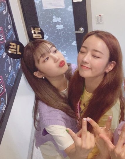 the same liner besties- & #39;93 line Bomi and Eunji (August babies)- & #39;94 line Seulgi and Wendy (Feb babies)- & #39;95 line Wheein and Hwasa (April and July babies)