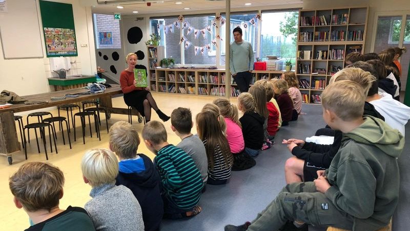 🌏 Het is vandaag de #dagvandeduurzaamheid voor het onderwijs! 

🧥 Op duizenden scholen wordt voorgelezen uit 'De wereld van kleding': dewereldvankleding.nl/boek 

📸 Deel je foto's en reacties op social media of stuur naar voorleesactie@dagvandeduurzaamheidonderwijs.nl