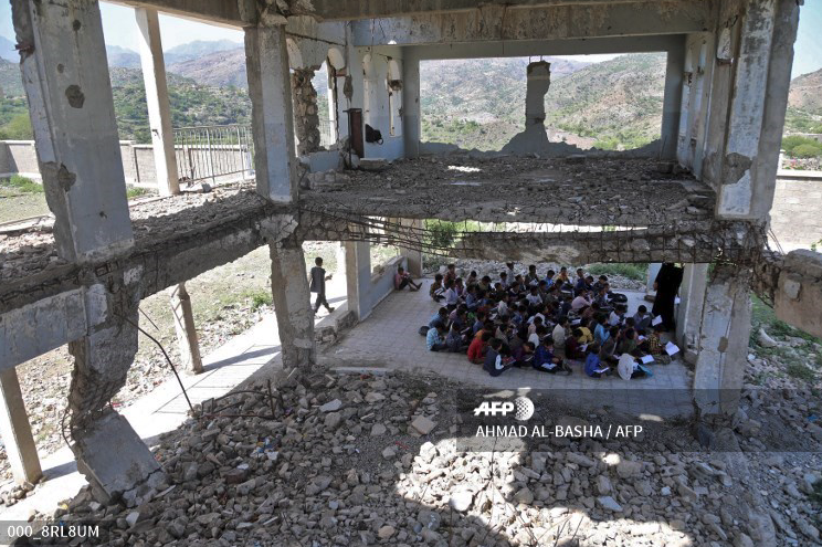 Cuando te quejas del Google Classroom, del cierre temporal de los coles por #coronavirus y <a href="/AFP/">AFP News Agency</a> te muestra este cole de #Yemen…