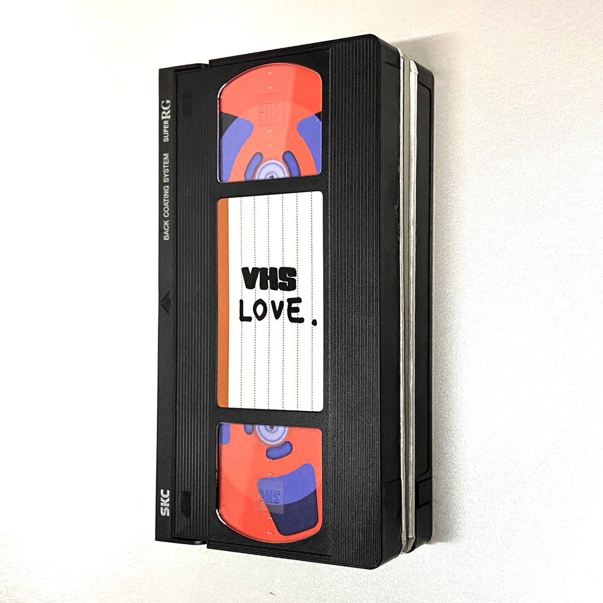 9일~13일 문래동에서 열리는 유니온 아트페어에서 <VHS Love - VHS 테이프에디션> 을 전시/판매합니다.  
이 책은 므와프레스 에서 주관한 그래픽노블 워크숍을 통해 제작되었습니다. 

전시 장소: 서울시 영등포구 경인로 755 (문래동3가) 지하1층 갤러리, 아츠 스테이 문래1호점
판매가: 50,000원 