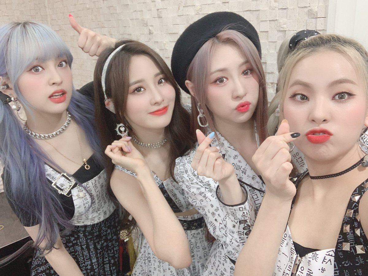 PHOTO] 20.10.09 #뮤직뱅크 잠시 후, 5시 KBS2 <뮤직뱅크>에 루나솔라가 출연합니다!! 추석에 이어 한글날에도 진심인  루솔이들👍🏻 한글날을 맞이해 특별히 준비한 의상까지! 갓벽한 오늘 무대 기대해 주세요🤍🖤 #루나솔라 #LUNARSOLAR  #노는게제일좋아 #OHYAYAYA #이서 ...