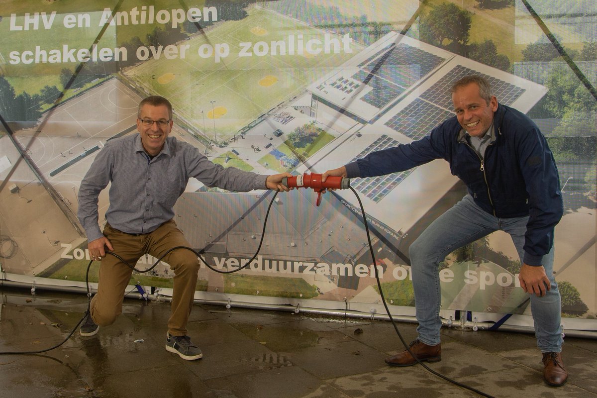 costa_jan's tweet photo. @KCAntilopen en @lhvleusden nemen pv-installatie officieel in gebruik. Wethouder Wim Vos @Gem_Leusden deed de opening. Uitvoering installatie @DEPartner @Bloemendal_Bouw https://t.co/OLttGKEcb9