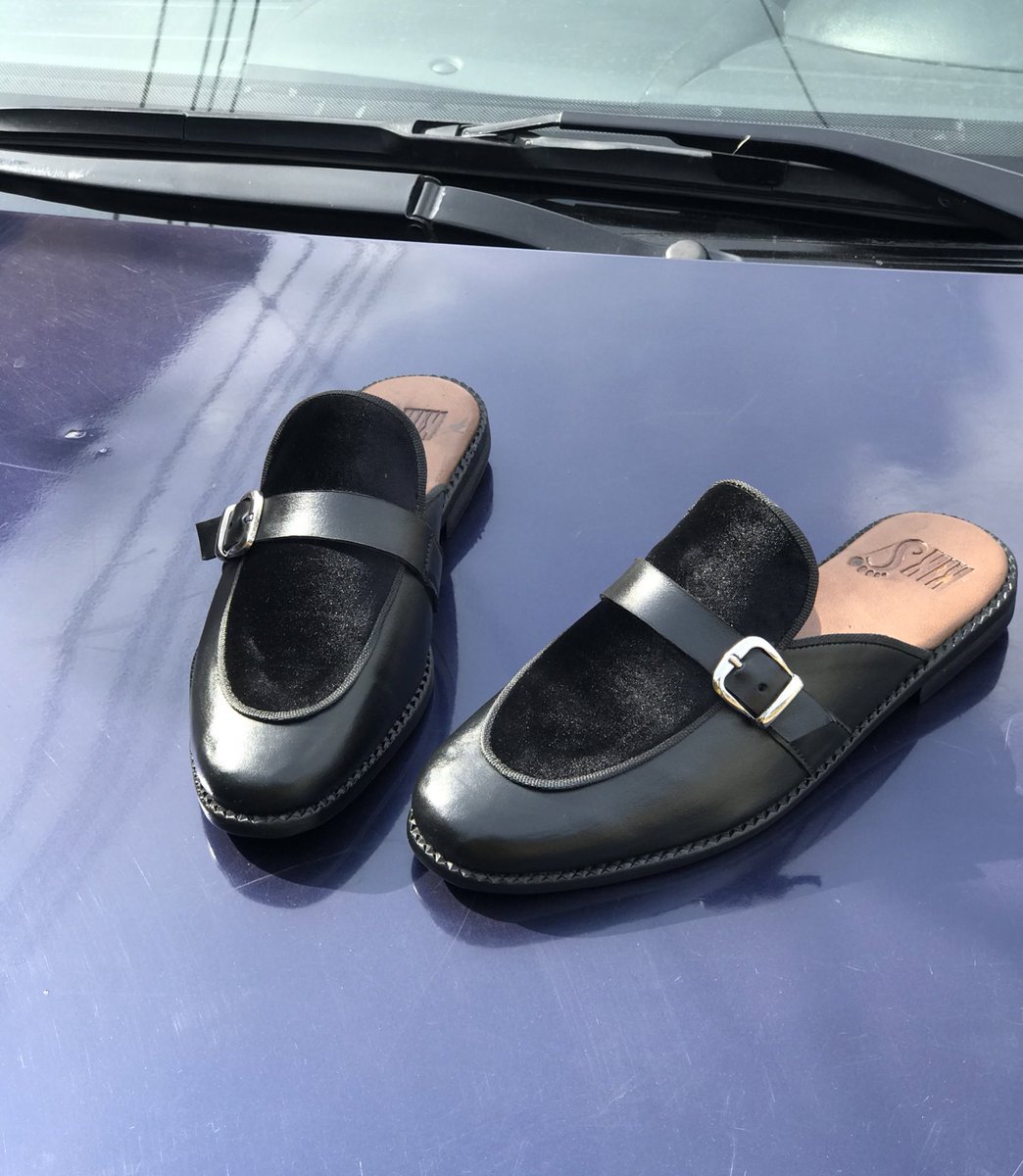 kiksatelier's tweet image. Presenting the SODIQ mules...

Produced with premium leather matched with velvet to give you the Sharp yet calm look🤓

Sizes: 36 - 50. Production takes 7-10 working days