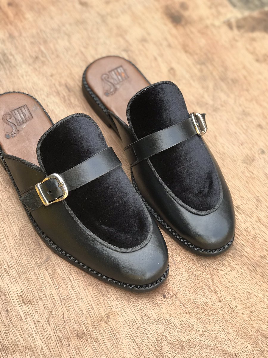 kiksatelier's tweet image. Presenting the SODIQ mules...

Produced with premium leather matched with velvet to give you the Sharp yet calm look🤓

Sizes: 36 - 50. Production takes 7-10 working days
