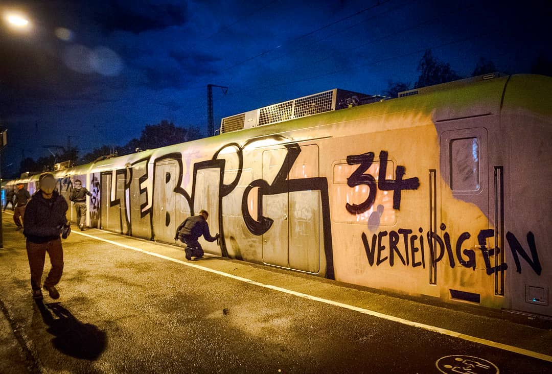 (1/3) Právě se děje: Stovky policajtů od brzkého rána vyklízí po 30 letech známý berlínský anarcho-queer-feministický hausprojekt #Liebig34.

Solidaritu s Liebig 34! Každá evikce má svoji cenu!

#Liebig34bleibt #liebig34 #Liebig34verteidigen #b0910