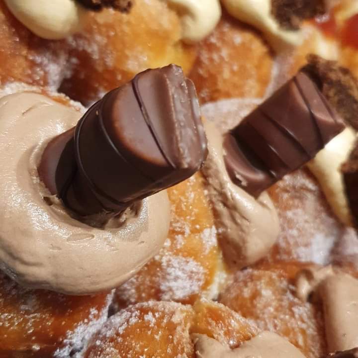 Le Fournil is a family run French bakery in the heart of Sligo town. Clo's chocolates recently won GOLD at the  @BlasNahEireann awards. It's Donut Friday in there today 