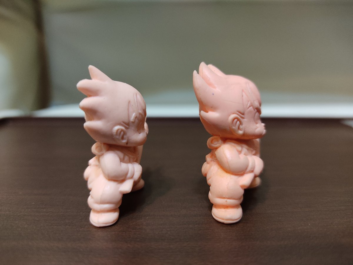 ねんがんのドラゴンボール レトログッズ、ドンブリ畑のドラ消しを手に