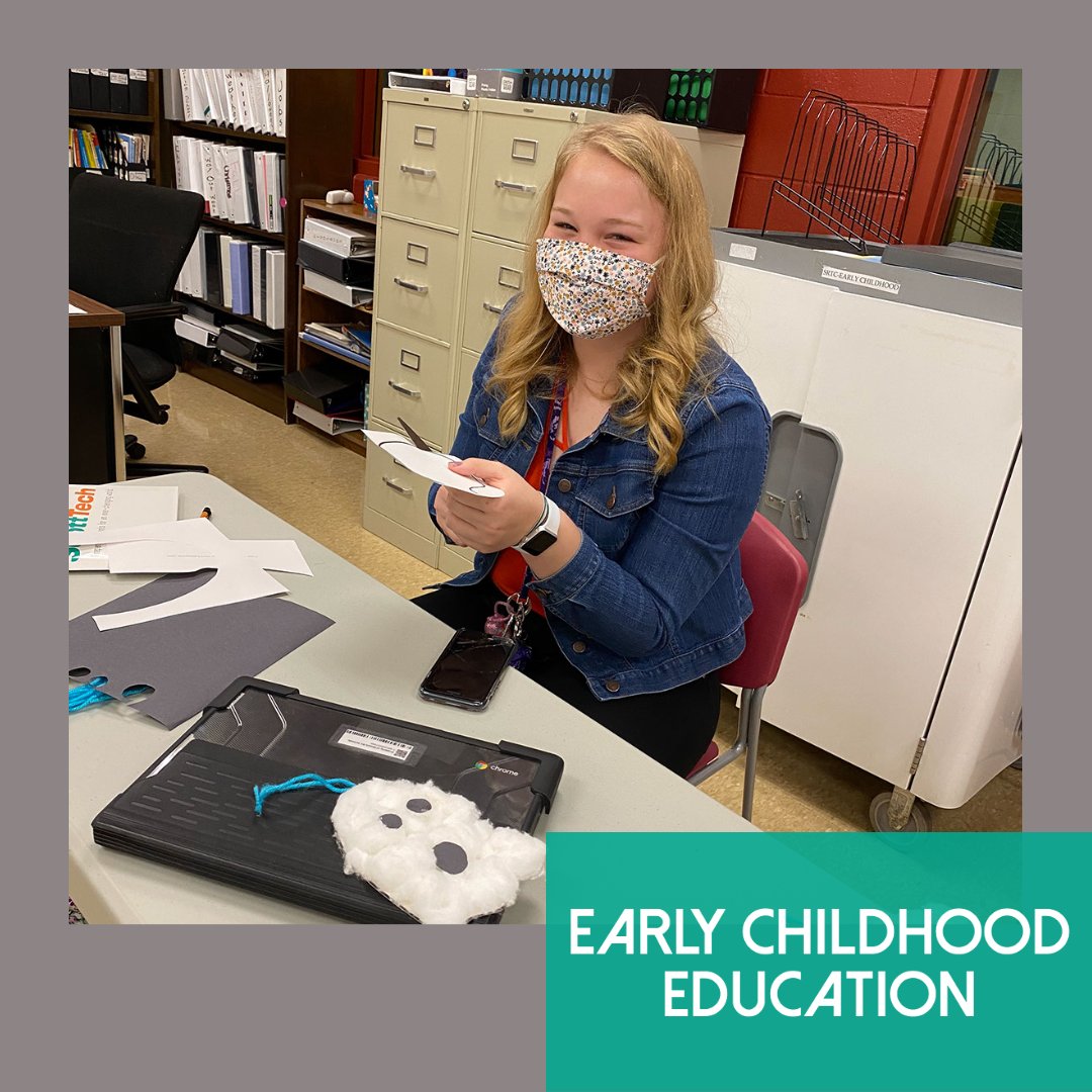 SRTCMonett's tweet image. Early Childhood students are preparing the craft for the preschool Halloween party. #scotttech #scotttechpreschool