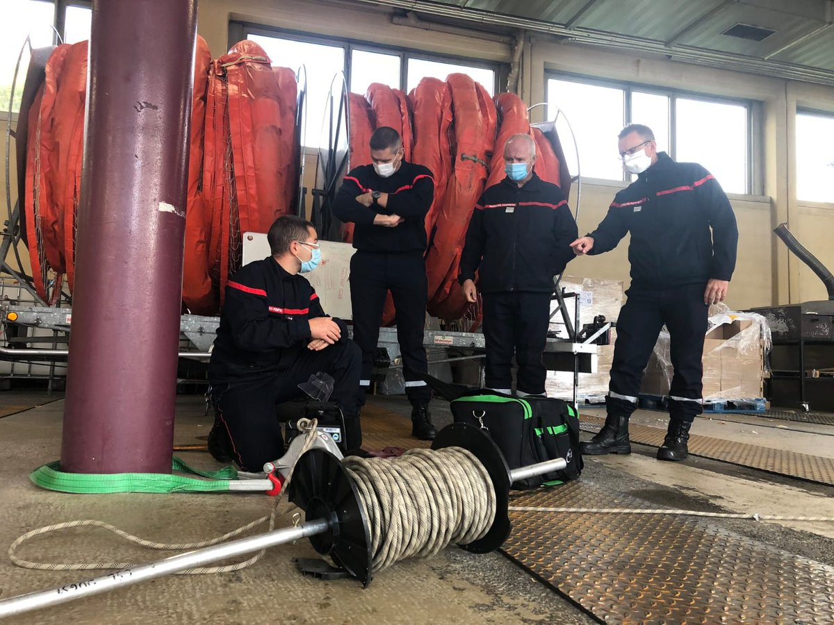 sdis67's tweet photo. [FORMATION] FMPA des chefs d’unité risque chimique #RCH3 : RETEX, mise en œuvre nouveaux matériels🛠, doctrine #NRBC ☣️, cas pratiques opérationnels 🚒 et présentation centrale #biométhanisation 🌱🏭 par la société #Lingenheld
#SeFormerPourEtreEfficace https://t.co/4bV3uwHPKV