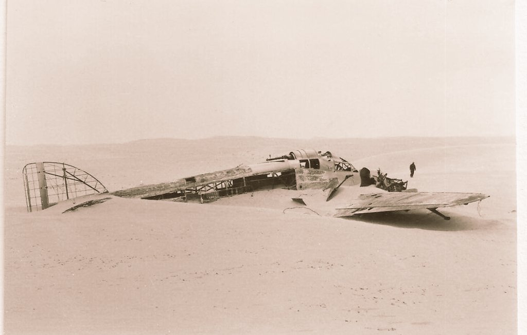 FlMichele69's tweet photo. An all-Italian destiny🇮🇹 July 21, 1960 #SaharaDesert 500 km south-east of #Benghazi #Libya 2 technicians of the @eni🛢🇮🇹 find in the dunes what remains of the torpedo aircraft #SM79🦅MM23881 of the @ItalianAirForce🇮🇹 disappeared on April 22, 1941 on returning from a war mission https://t.co/Z9RLOJjybx