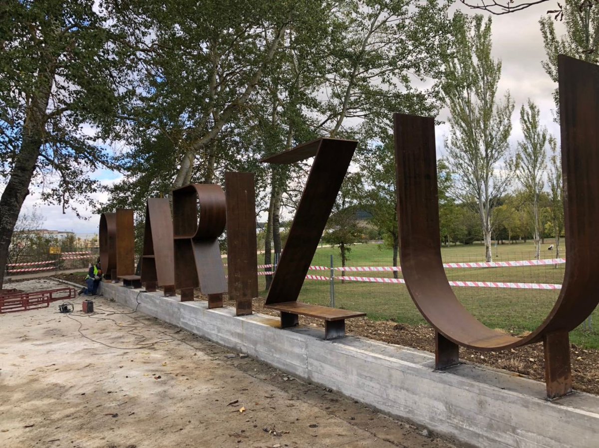 El Parque de Olarizu estrena pasarela y ya vislumbra el teatro vegetal y la oficina de recepción. #VitoriaGasteiz #GreenCapital blogs.vitoria-gasteiz.org/medios/2020/10…