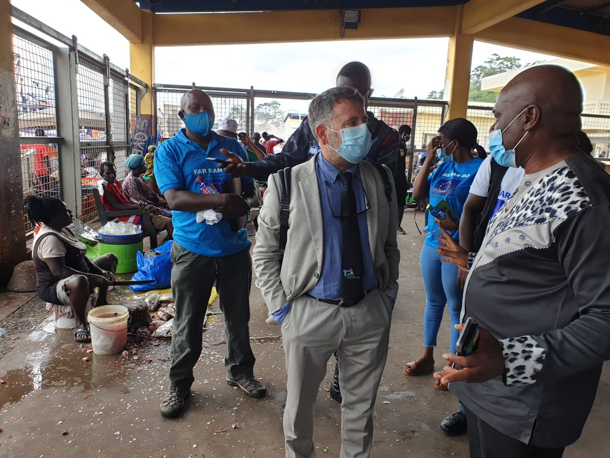 "Despite our port premises in #Sekondi offering ice blocks, fuel &amp; sanitation services to fishermen, catches are increasingly declining. Something more should be done to protect the sector." Port manager Mr. Papa Oppong &amp; our 🇪🇺 colleague Roberto discussing 🐟 @ Sekondi
#FarBanBo