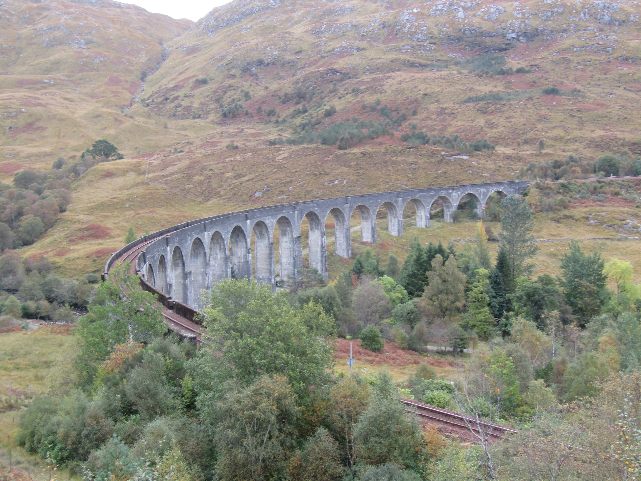 気まぐれサイクリスト 英国でサイクリング ハイランドの旅 映画 ハリー ポッター シリーズのロケ地で有名な グレンフィナンまで来ちゃいました 看板のスコティッシュ ゲール語にテンションが上がり 荒涼とした山間を堂々と走る 蒸気機関