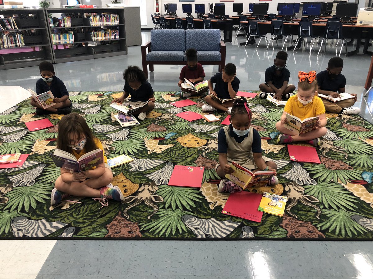 NikDawson4's tweet photo. My first grade babies and I love Friday mornings because we get to spend it with @Mrscopeslibrary ❤️ Thanks for helping our kids grow and learn great reading strategies at the @oakparklions library! @SSYRAJR #allin 📖 https://t.co/UZr8kUCrT0