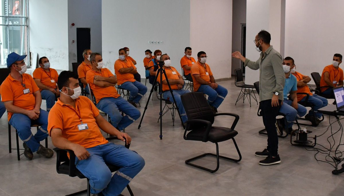 EmlakYonetim's tweet photo. Emlak Yönetim AŞ’ye bağlı sitelerde düzenlenen meslek içi eğitim faaliyetleriyle site çalışanlarına kişisel ve genel hijyene dair bilgiler aktarılıyor.

Haberin Devamı: https://t.co/IiGsvnpLdh https://t.co/8U47cvatO5