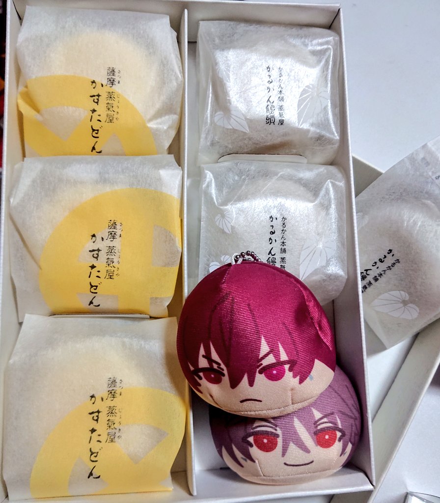 フォローーーーーワーーーーーーからお歳暮が届いた!!!!見たことないお菓子ばっかりですごい新鮮!!!!美味しそう!!!!!!!エンーーー、オサケモウレシチ(T_T)はじめはロックでいただきました!!!ありがとうございました??????? 