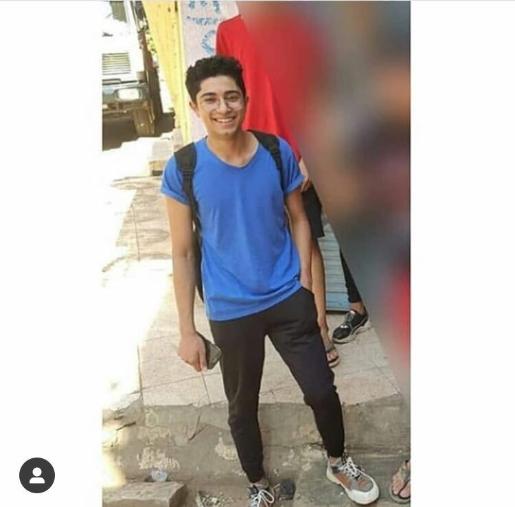 dinaa216's tweet photo. في نفس الوقت ده 
وقت اذان العصر ...
مات محمود البنا علي ايد ناس معندهاش دين ولا رحمة
محمود كان نازل في نفس الوقت ده من بيته بتيشرته الازرق ده
المشهد مبيروحش من عيني والله 
ربنا يرحمك ويعوضك عن كل لحظة وجع وخوف عشته فالوقت ده 
وحشتنا يا بنا ..... https://t.co/kpsKVKsDF5