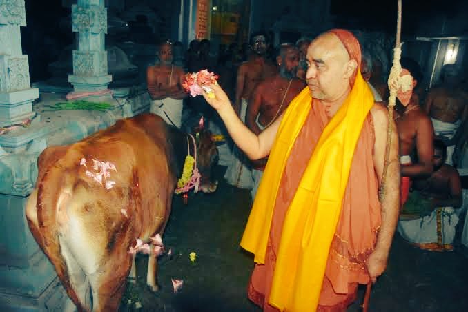 Gau Prushta - Shree Kanchi Acharya Performing Gaupuja