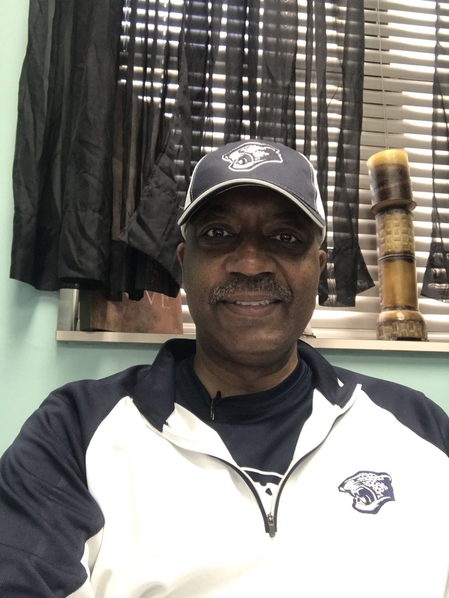 CBernardSolomon's tweet image. I’m proud to wear my ⁦@lmsleopards⁩ apparel on school colors day. #CPSspiritweek #lmsbest