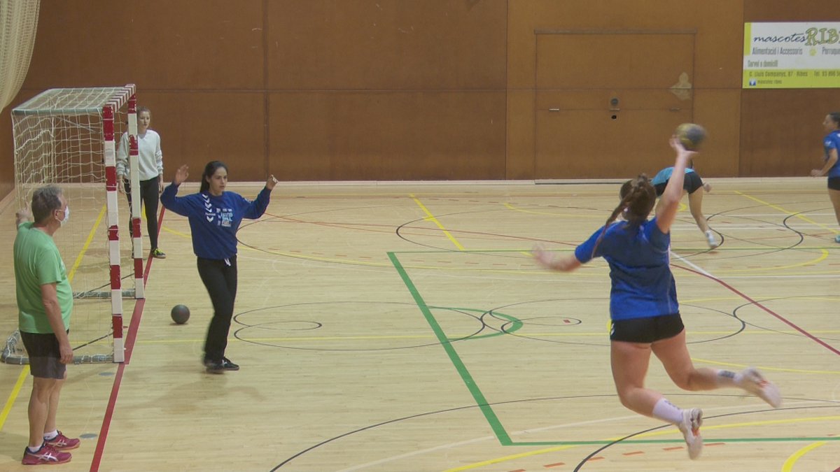 Canal Blau Esports (@blauesports) on Twitter photo 🎥🤾♀️ L'<a href="/HandbolR/">Handbol Ribes</a> Ribes, a punt pel debut històric a Lliga Catalana <a href="/FedCatHandbol/">Federació Catalana d’Handbol</a> #spribes
canalblau.alacarta.cat/canal-blau-esp… 🎥🤾♀️ L'<a href="/HandbolR/">Handbol Ribes</a> Ribes, a punt pel debut històric a Lliga Catalana <a href="/FedCatHandbol/">Federació Catalana d’Handbol</a> #spribes
canalblau.alacarta.cat/canal-blau-esp…