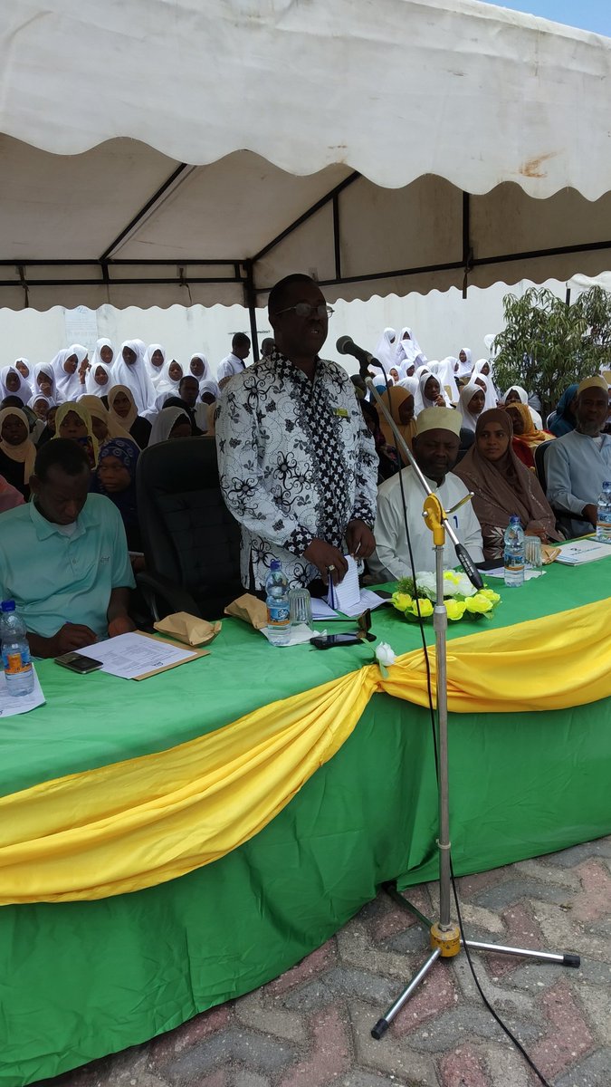opsliz_znz's tweet photo. Celebration of #libraryweek2020 in #Zanzibar ended like this at Kwarara Secondary School, thank you all for your support @Book_Aid @AfLIACon @tla_tanzania https://t.co/SQvu6O7sNx